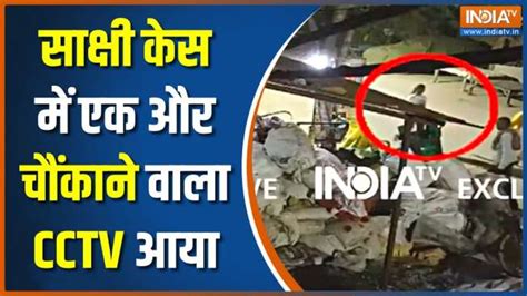 A new <b>video</b> of Sahil Sarfaraz from the spot where he brutally stabbed and killed his 16-year-old alleged girlfriend <b>Sakshi</b> has surfaced. . Sakshi incident india real video footage